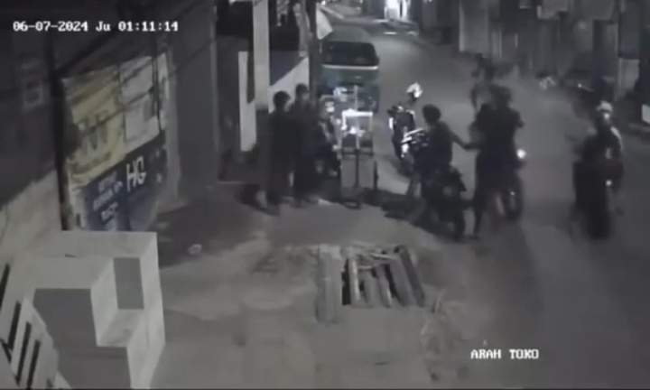 Pemuda di Cimahi Diserang Gerombolan Bermotor, Aksinya Terekam CCTV