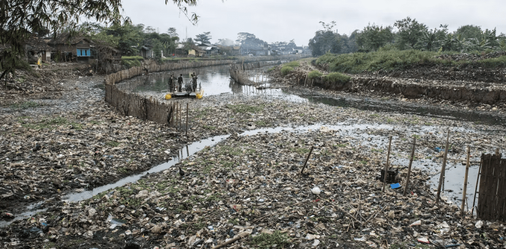 Meromantisasi Citarum Harum Tak Membuat Sungai Citarum Bebas dari Sampah