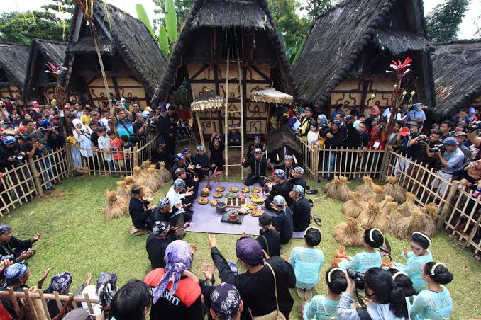 Selain Masyarakat Adat, Adakah Lagi yang Bisa Saling Menjaga dengan Alam?
