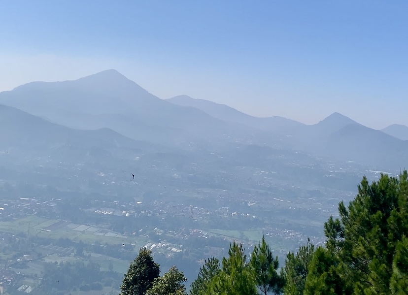 Berburu Sunrise dan Sejarah di Gunung Putri Lembang