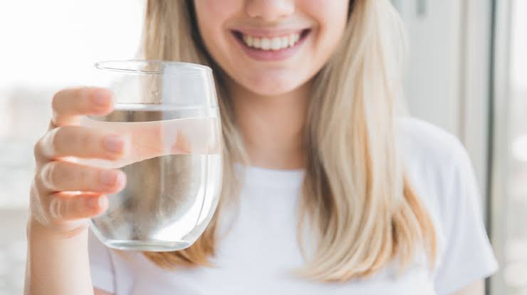 Ilustrasi air minum (foto: Freepik)