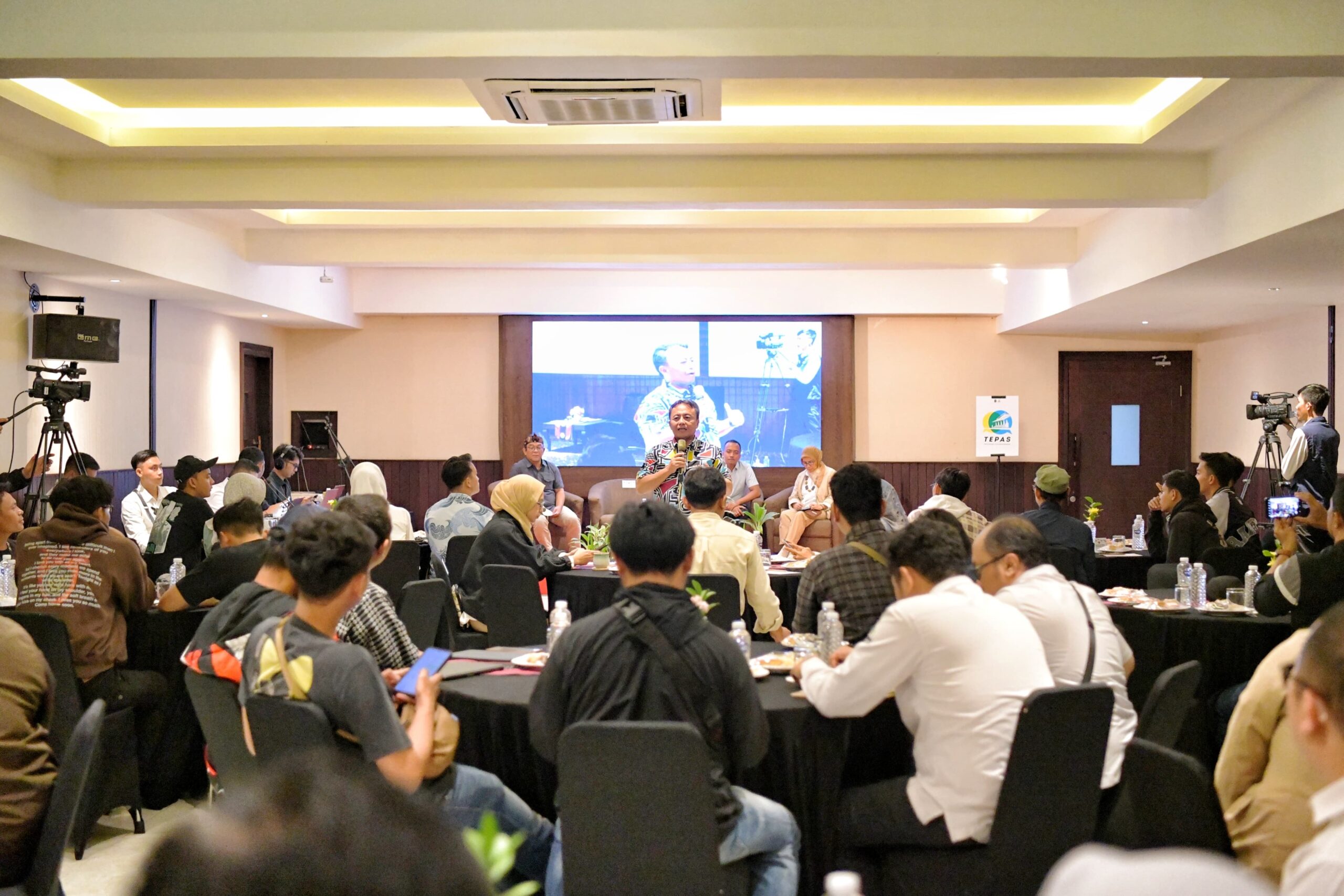 Sekda Jabar Herman Suyatman ketika sharing bersama para penggiat media sosial (foto: Adpim Jabar)