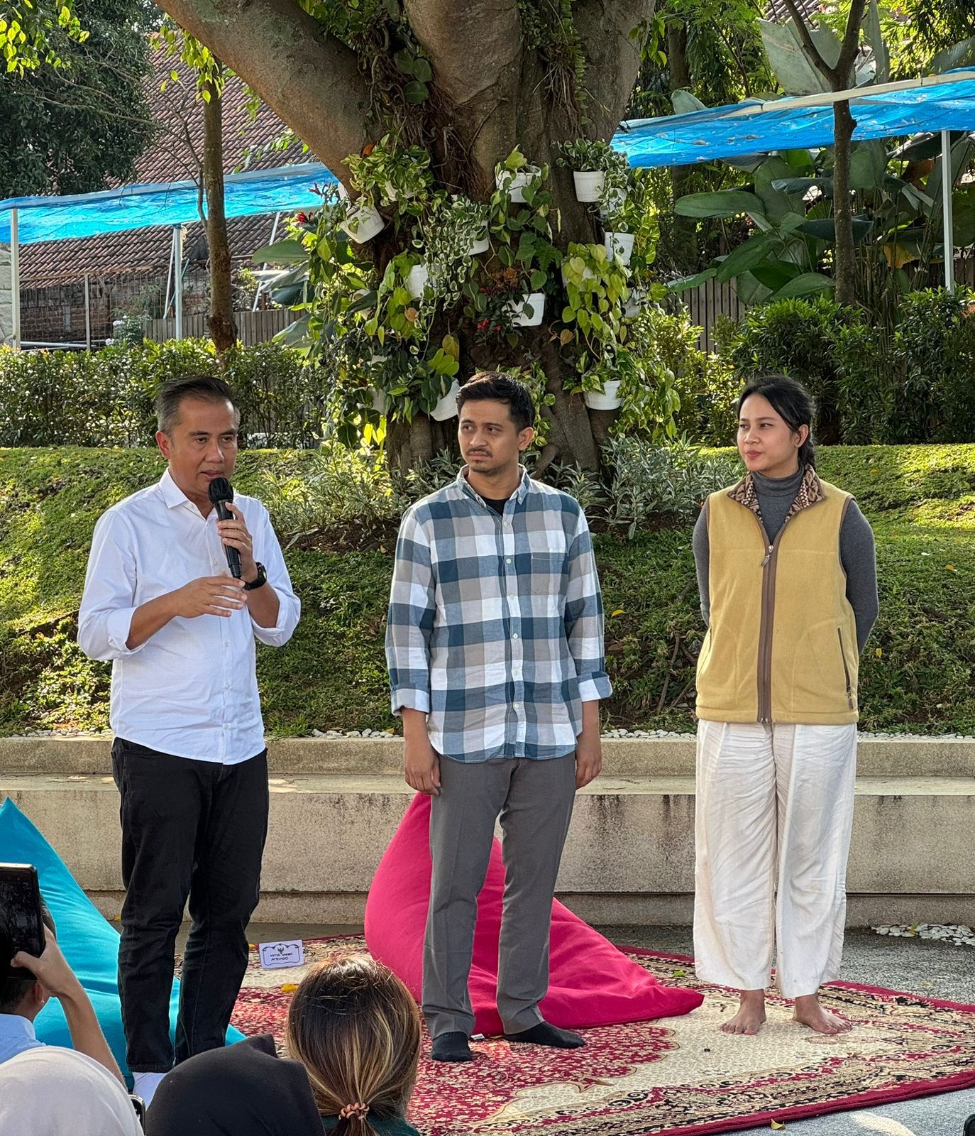 Pj Gubernur Jawa Barat (kiri), Ketua AMSINDO Jabar Feggy Nurdiansyah (tengah), Founder Info Bandung Barat Amel Rahma (kanan). (foto: Info Bandung Barat)