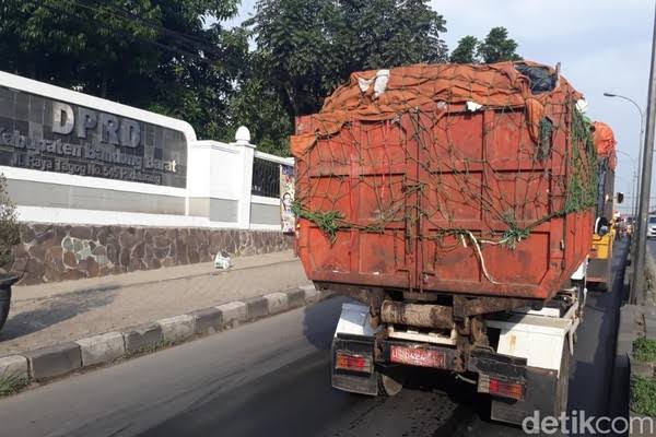 Truk sampah yang melintas di jalan Padalarang (foto: Detik)