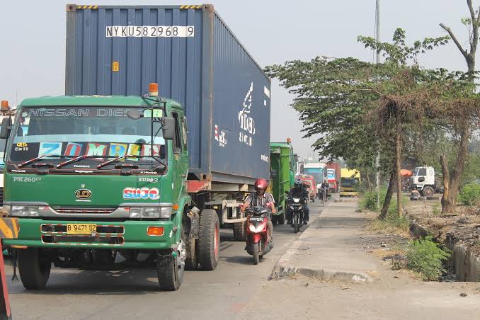 Truk kontainer yang melintas di jalan Padalarang (foto: Pinterest)