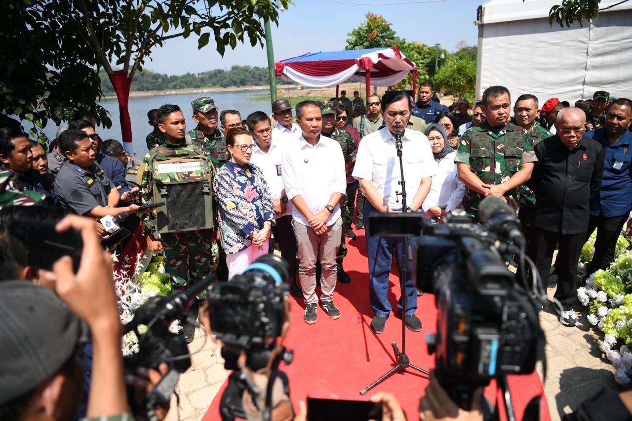 Bey Machmudin Dampingi Menko Luhut Pandjaitan Terkait Inovasi TNI AD dalam Pembuatan Alat Pembersih Sungai Citarum
