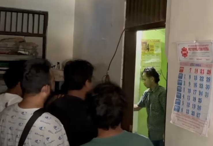 Proses penangkapan pelaku (foto: Tangkapan Layar Video/Info Bandung Barat)