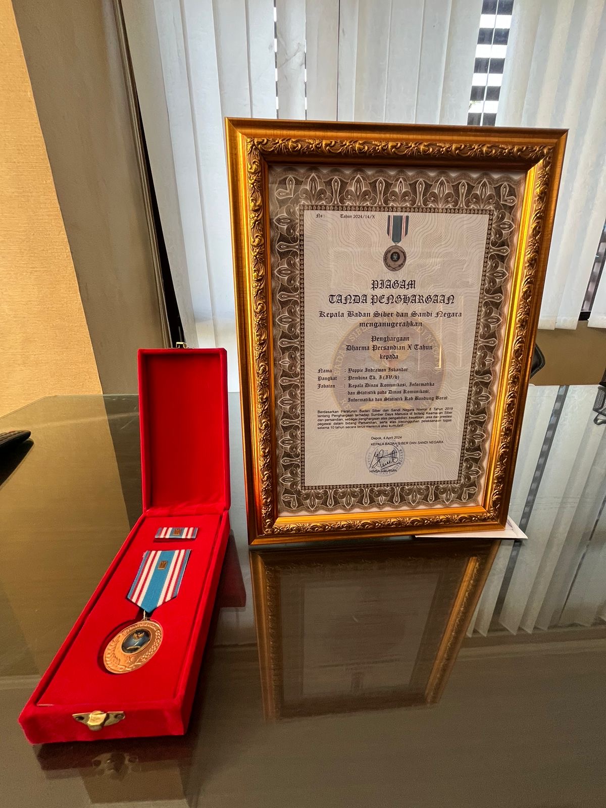 Penghargaan Dharma Persandian dari BSSN untuk Kepala Diskominfotik KBB (foto: Diskominfotik)