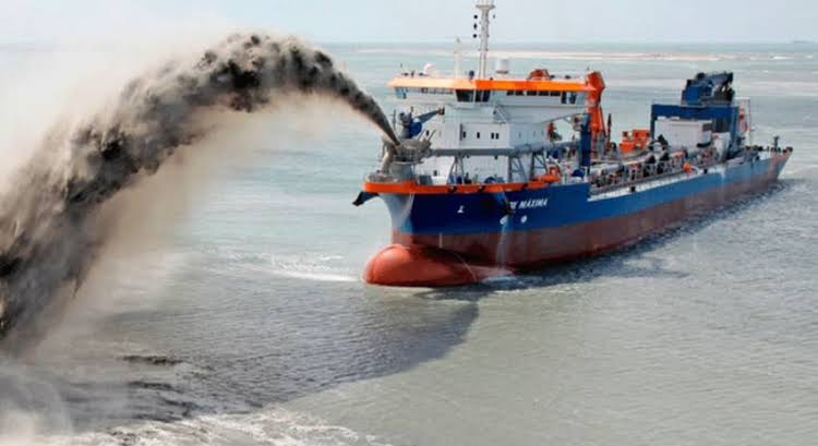 Penambangan pasir laut berdampak buruk bagi lingkungan. (Foto: Istimewa)