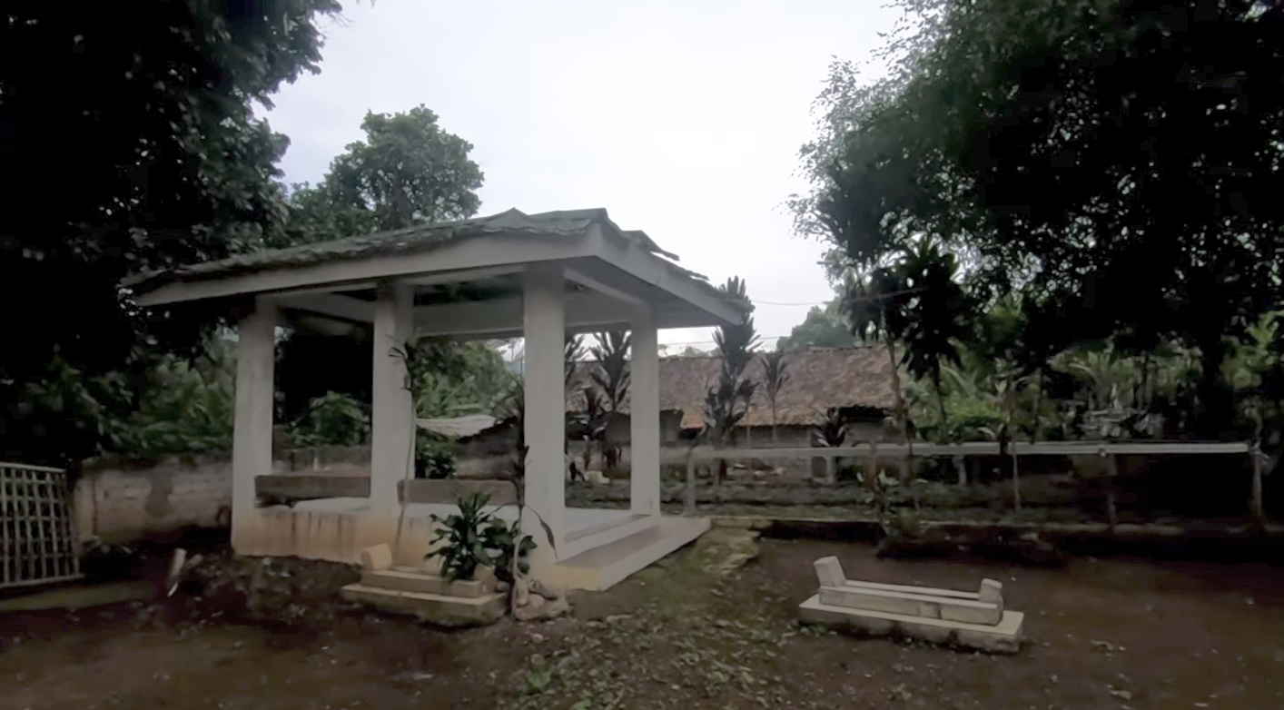 Eyang Dalem Mangkurat Datar dan Makam Sepanjang 9 Meter di Pasir Embe Ngamprah