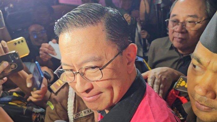 Tom Lembong tersangka kasus impor gula (foto: Tribun)