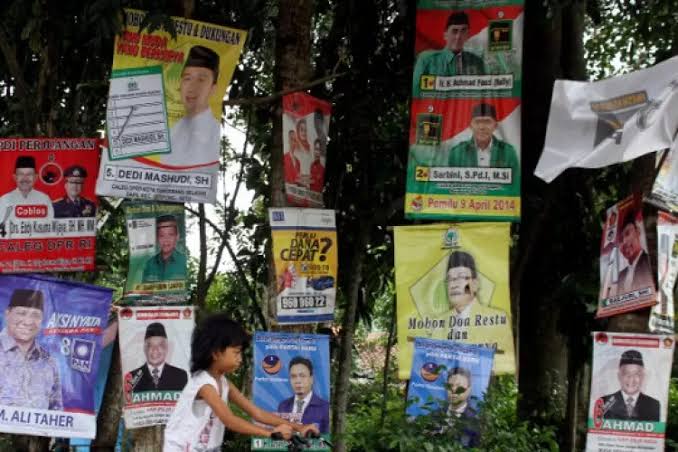 Marak Pohon Tumbang, Benarkah Pemakuan Baliho Pada Pohon Menjadi Salah Satu Penyebabnya?