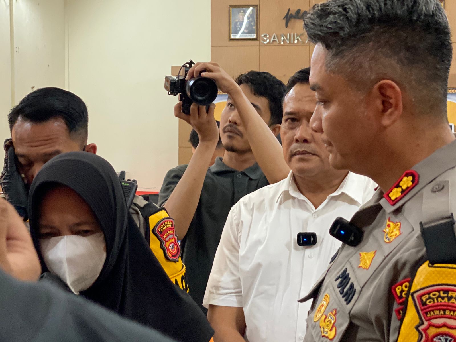 Tersangka kasus perdagangan orang ketika diamankan pleh Polres Cimahi (foto: Info Bandung Barat)