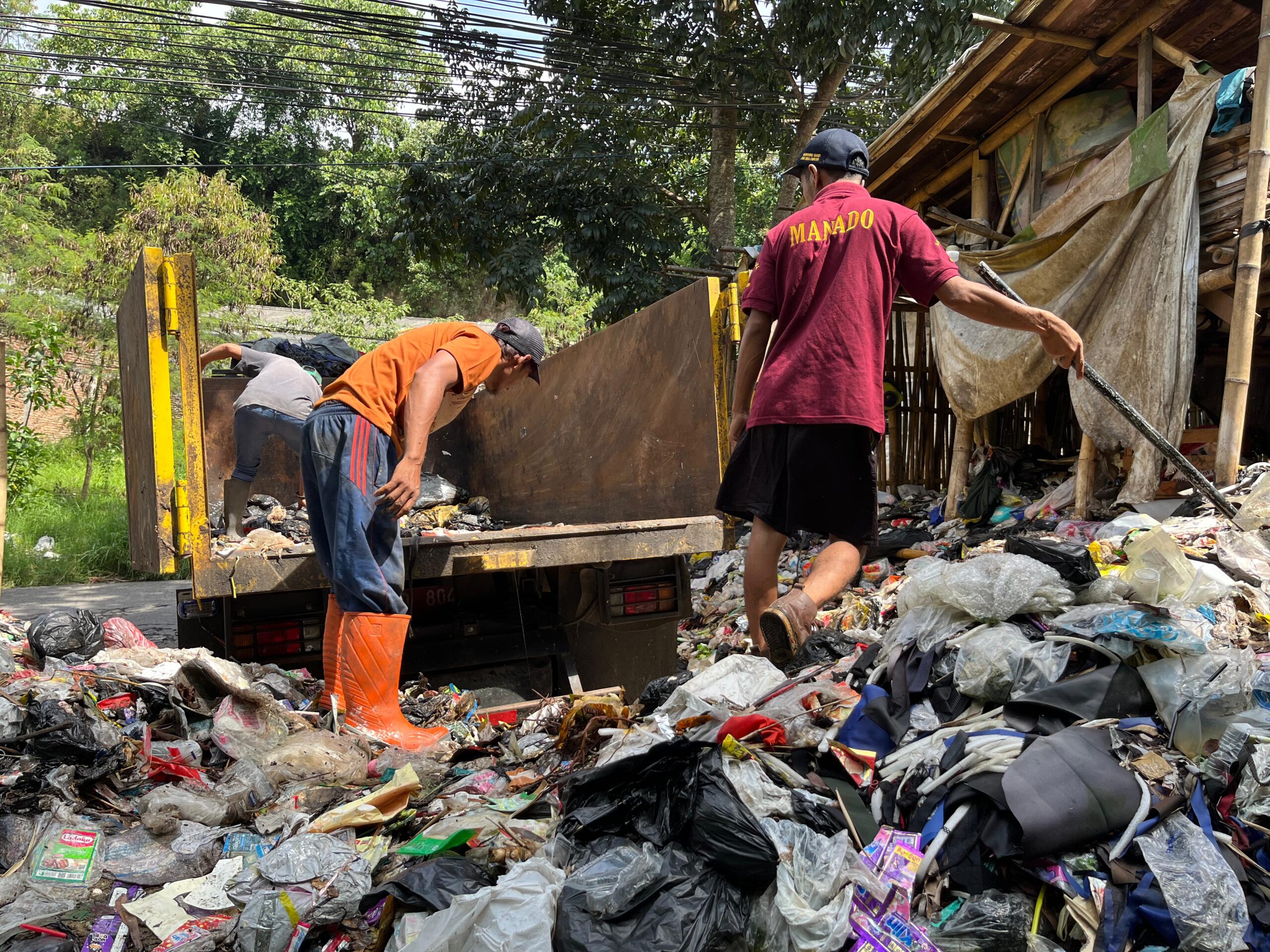 Tumpukan Sampah Menggunung di Tanjakan Endog, Bupati KBB Lakukan Sidak
