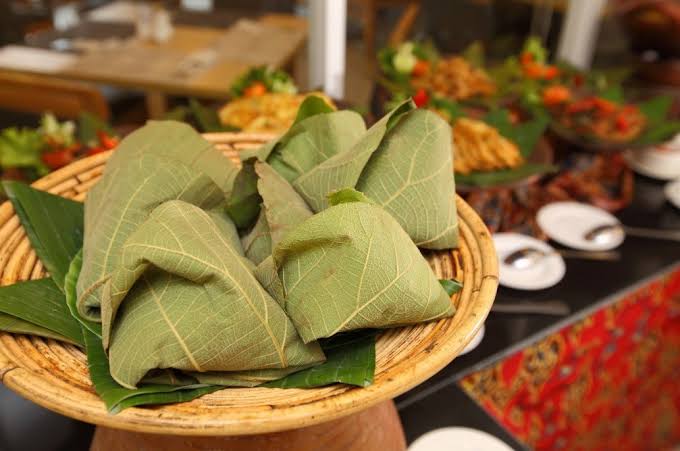 Budaya Indonesia Membungkus Makanan dengan Daun: Salah Satu Bentuk Menjaga Lingkungan dari Bahaya Plastik